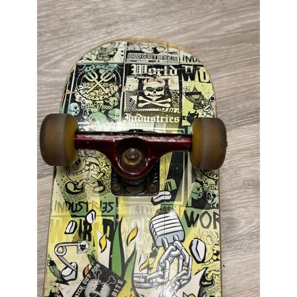 Vintage World Industries Complete Skateboard Flame Boy‎ Trucks Wheels - Picture 2 of 12